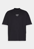 Schwarzes Baumwoll-T-Shirt mit hohem Kragen, kurzen Ärmeln und einem weißen Drucklogo auf der Brust. Besitzt einen lässigen, oversize Schnitt.