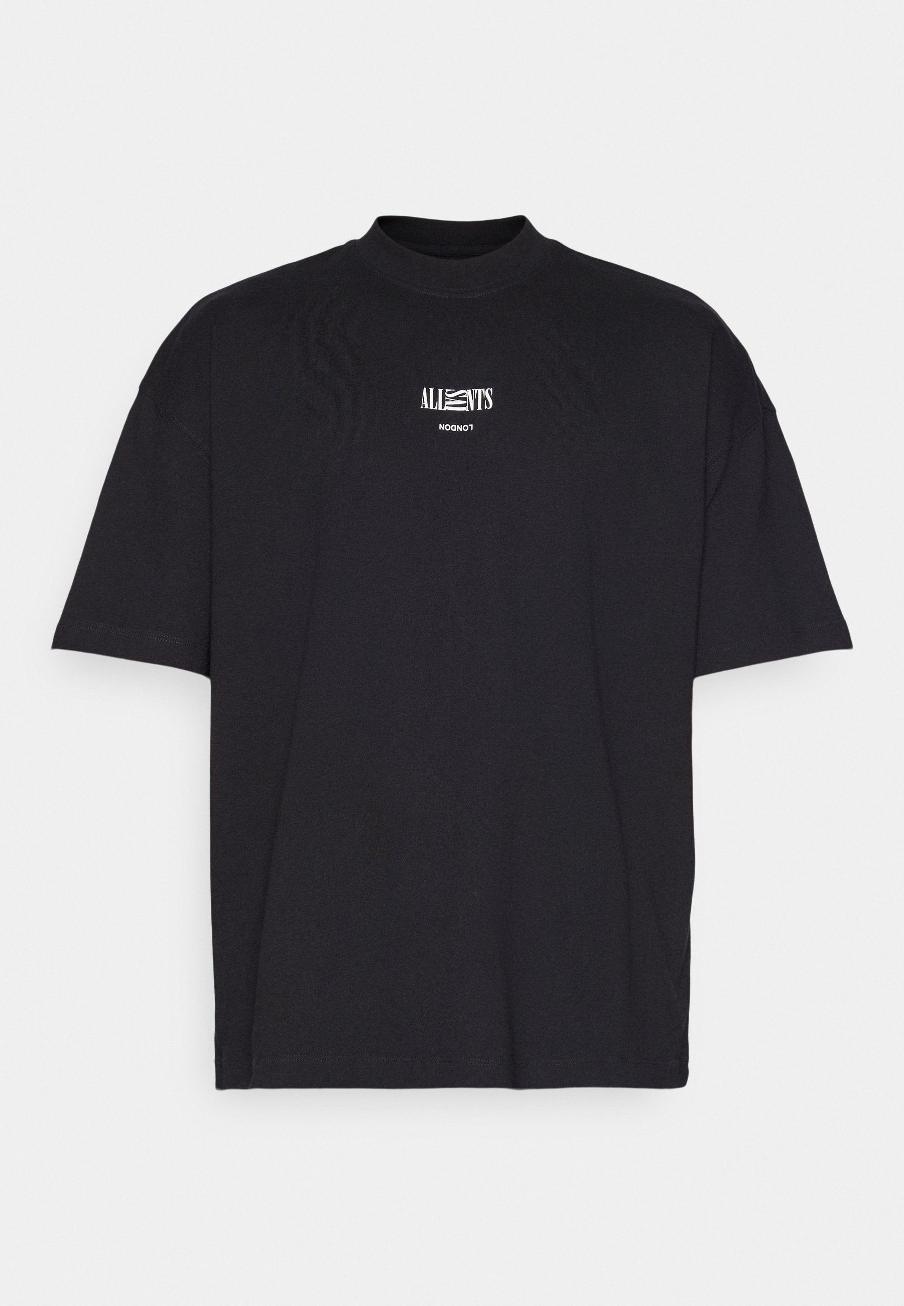 Schwarzes Baumwoll-T-Shirt mit hohem Kragen, kurzen Ärmeln und einem weißen Drucklogo auf der Brust. Besitzt einen lässigen, oversize Schnitt.