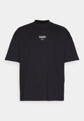 Schwarzes Baumwoll-T-Shirt mit hohem Kragen, kurzen Ärmeln und einem weißen Drucklogo auf der Brust. Besitzt einen lässigen, oversize Schnitt.