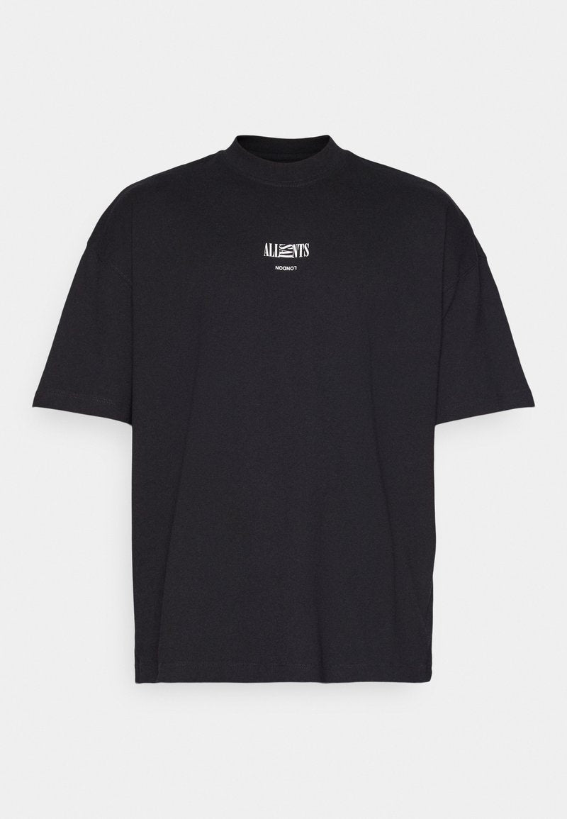 Schwarzes Baumwoll-T-Shirt mit hohem Kragen, kurzen Ärmeln und einem weißen Drucklogo auf der Brust. Besitzt einen lässigen, oversize Schnitt.