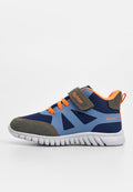 Blau- und grau sportlicher Schuh mit orangefarbenen Akzenten, ausgestattet mit einem Klettverschluss, Netzpaneelen und einer strukturierten Gummisohle für Halt.