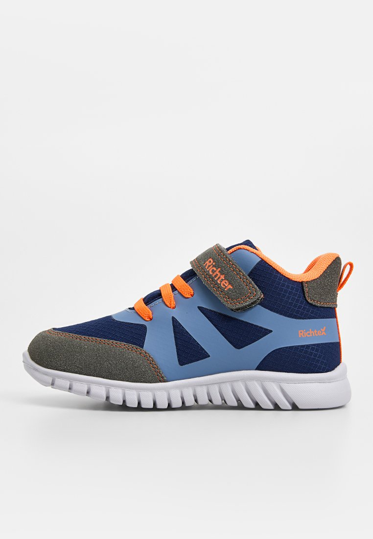 Blau- und grau sportlicher Schuh mit orangefarbenen Akzenten, ausgestattet mit einem Klettverschluss, Netzpaneelen und einer strukturierten Gummisohle für Halt.