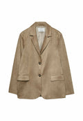 Beige Kunstsuede-Blazer mit taillierter Silhouette, Reverskragen, zwei Vordertaschen und einer Zwei-Knopf-Verschluss. Glatte Textur.