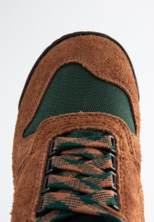 New Balance UALGSV1