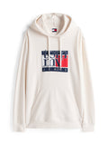Cremfarbener Hoodie aus weichem Stoff. Hat eine Fronttasche, eine Kapuze mit Kordelzug und ein Logo mit marineblauen und roten Akzenten auf der Brust.
