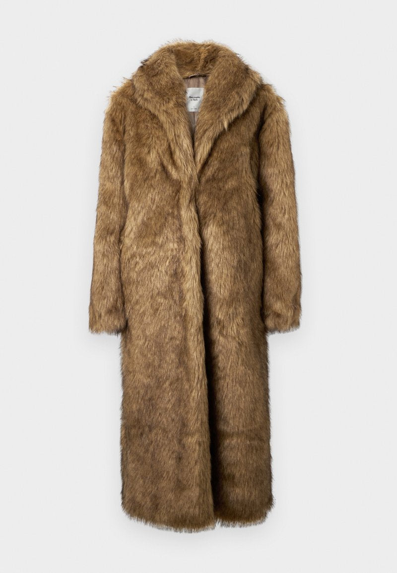 Brauner Kunstfellmantel, langes Design mit breitem Kragen, weicher Textur und langen Ärmeln. Keine sichtbaren Verschlüsse oder Taschen.