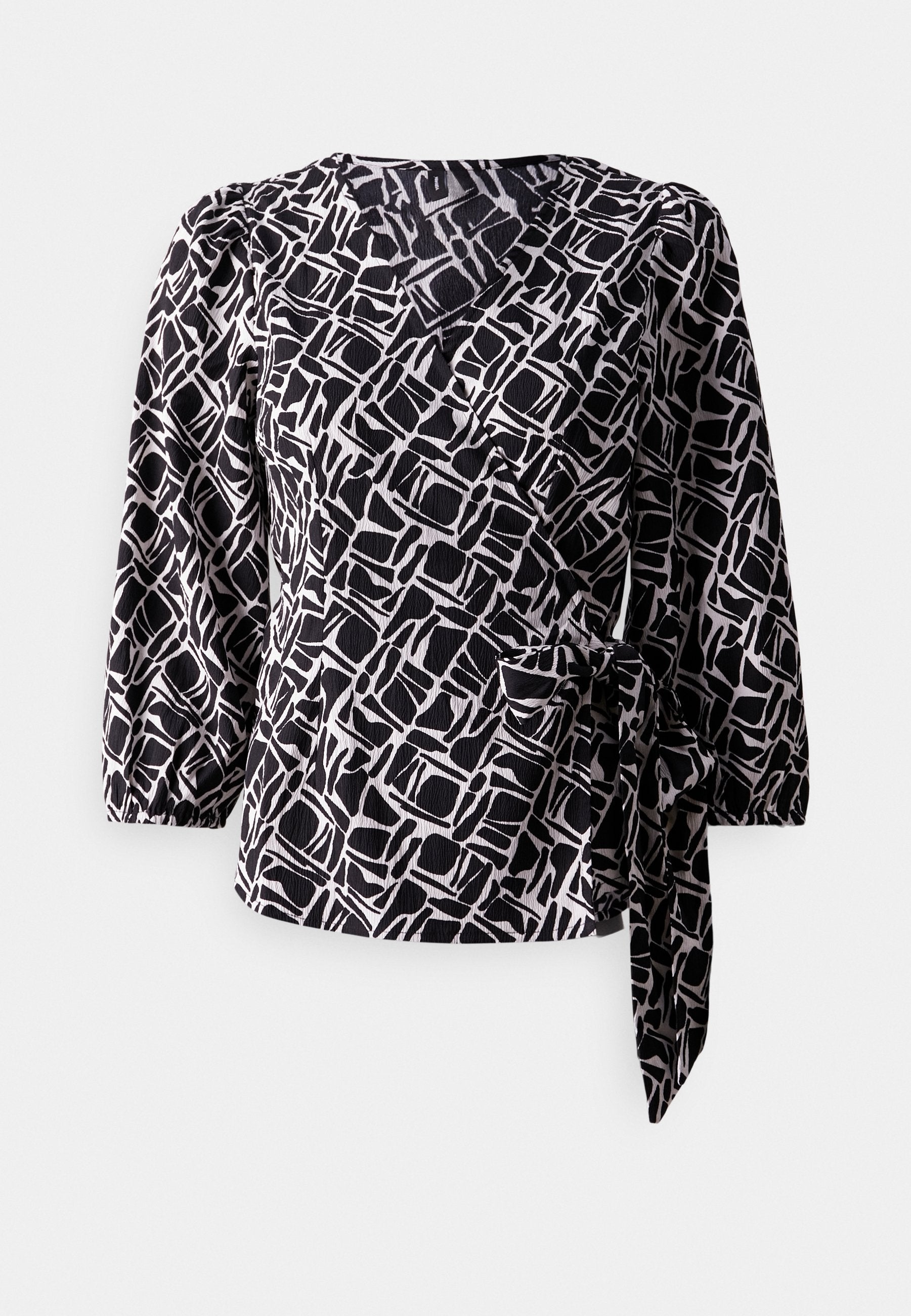 Schwarz-weiße gemusterte Bluse mit Dreiviertelärmeln, Wickeldesign, strukturiertem Stoff und seitlichem Bindedetail.