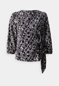Schwarz-weiße gemusterte Bluse mit Dreiviertelärmeln, Wickeldesign, strukturiertem Stoff und seitlichem Bindedetail.