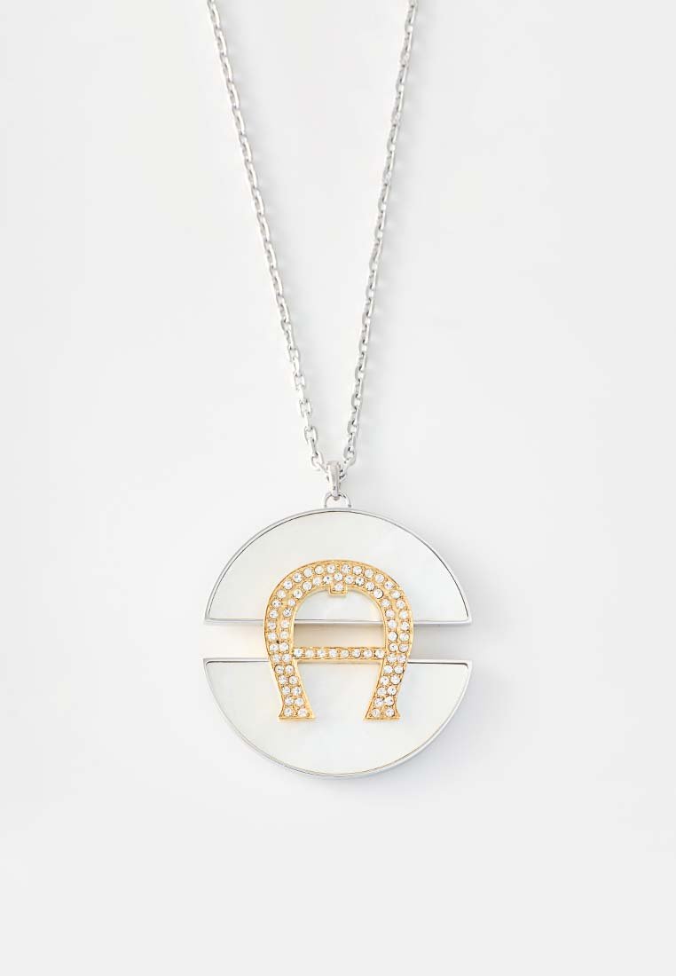 Silberne Halskette mit rundem weißem Anhänger, der ein goldenes hufeisenförmiges Design mit kleinen klaren Kristallen aufweist.