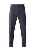 Dunkelgraue Slim-Fit-Hosen für Herren mit Gürtelschlaufen, frontseitigem Reißverschluss und flacher Front, auf einem weißen Hintergrund präsentiert.