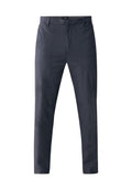 Dunkelgraue Slim-Fit-Hosen für Herren mit Gürtelschlaufen, frontseitigem Reißverschluss und flacher Front, auf einem weißen Hintergrund präsentiert.