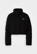 Schwarze, kurze Jacke mit strukturiertem Design, hoher Kragen, gepolsterten Ärmeln und einem weichen, strukturierten Material. Kleines Logo auf der Vorderseite.