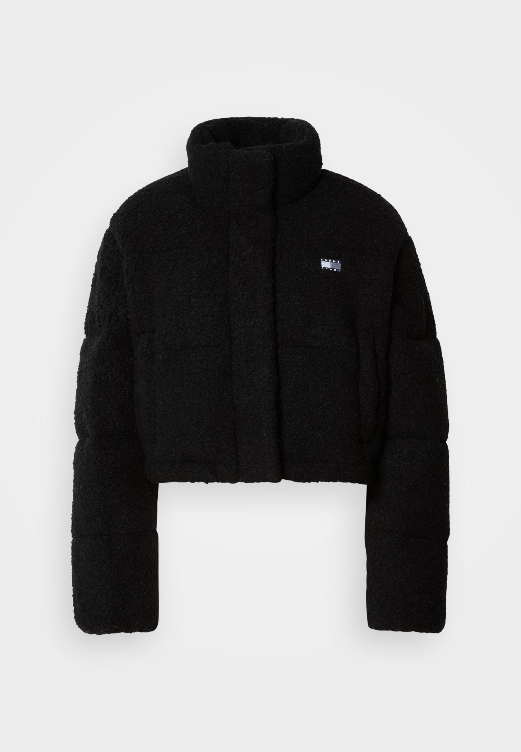 Schwarze, kurze Jacke mit strukturiertem Design, hoher Kragen, gepolsterten Ärmeln und einem weichen, strukturierten Material. Kleines Logo auf der Vorderseite.