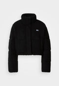 Schwarze, kurze Jacke mit strukturiertem Design, hoher Kragen, gepolsterten Ärmeln und einem weichen, strukturierten Material. Kleines Logo auf der Vorderseite.