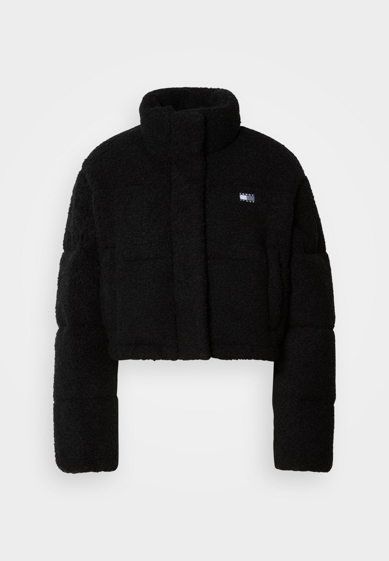 Schwarze, kurze Jacke mit strukturiertem Design, hoher Kragen, gepolsterten Ärmeln und einem weichen, strukturierten Material. Kleines Logo auf der Vorderseite.