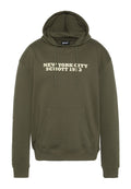 Olivgrüner Kapuzenpullover mit Kordelzug und Vordertasche. Mit kontrastierendem weißen Text: "NEW YORK CITY SCHOTT 1913." Weicher Stoff.