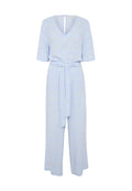 Helles blaues Jumpsuit mit V-Ausschnitt, kurzen Ärmeln, tailliertem Bund und einem gemusterten Stoff mit dezenten, cremefarbenen Formen.