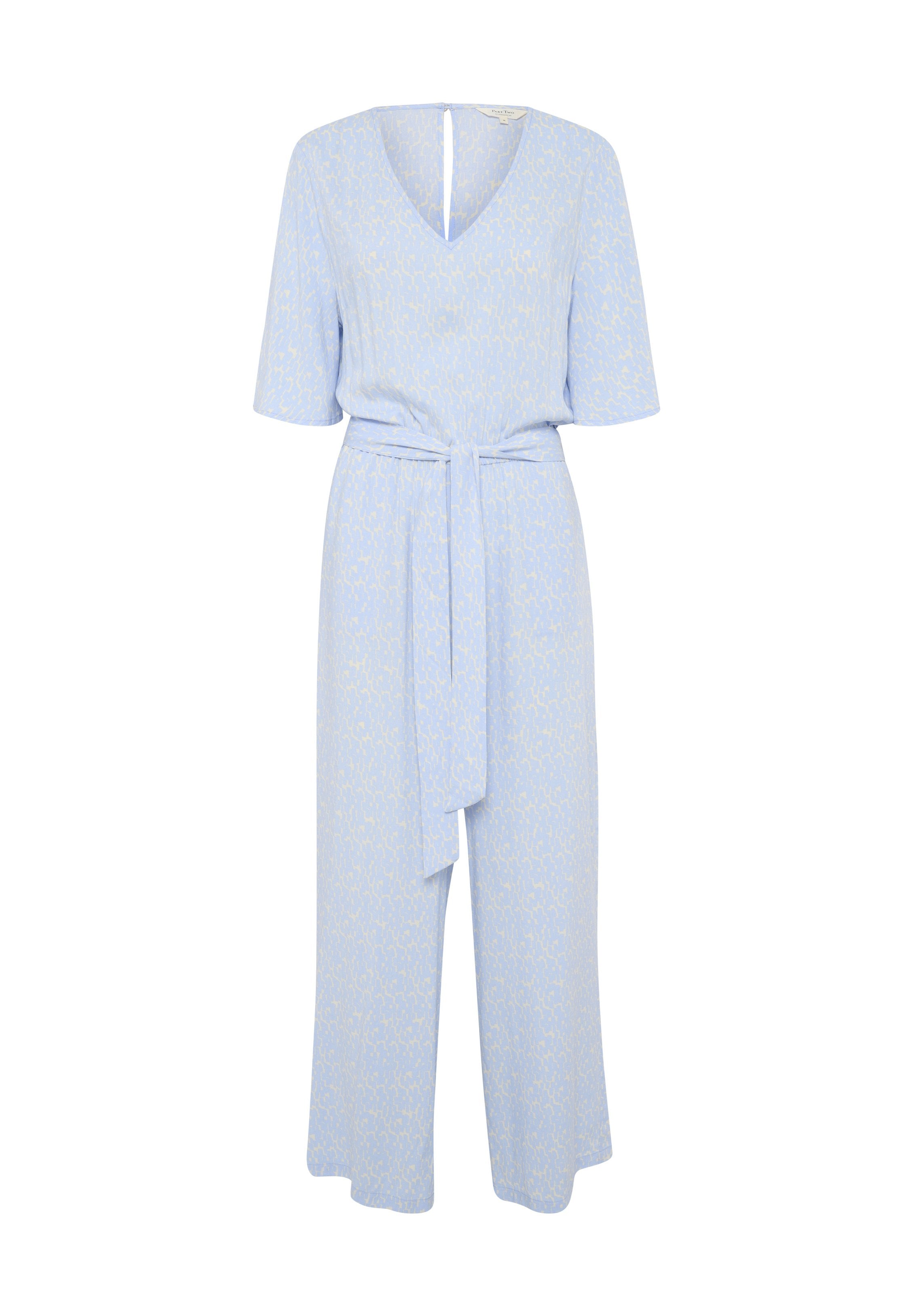 Helles blaues Jumpsuit mit V-Ausschnitt, kurzen Ärmeln, tailliertem Bund und einem gemusterten Stoff mit dezenten, cremefarbenen Formen.