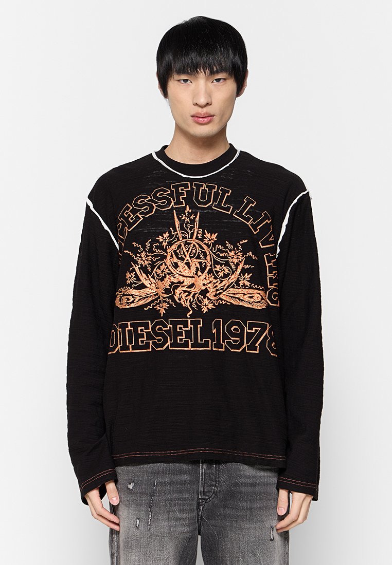 Schwarzes Langarmshirt mit oranger Grafikschrift "DIESEL1978" und dekorativen Elementen. Verfügt über Kontrastnähte und einen lässigen Schnitt.