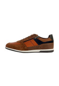Braune Wildledersneaker mit orangefarbenen und marineblauen Akzenten, ausgestattet mit einem Schnürdesign, einem Reißverschlussdetail und einer weißen Gummisohle.