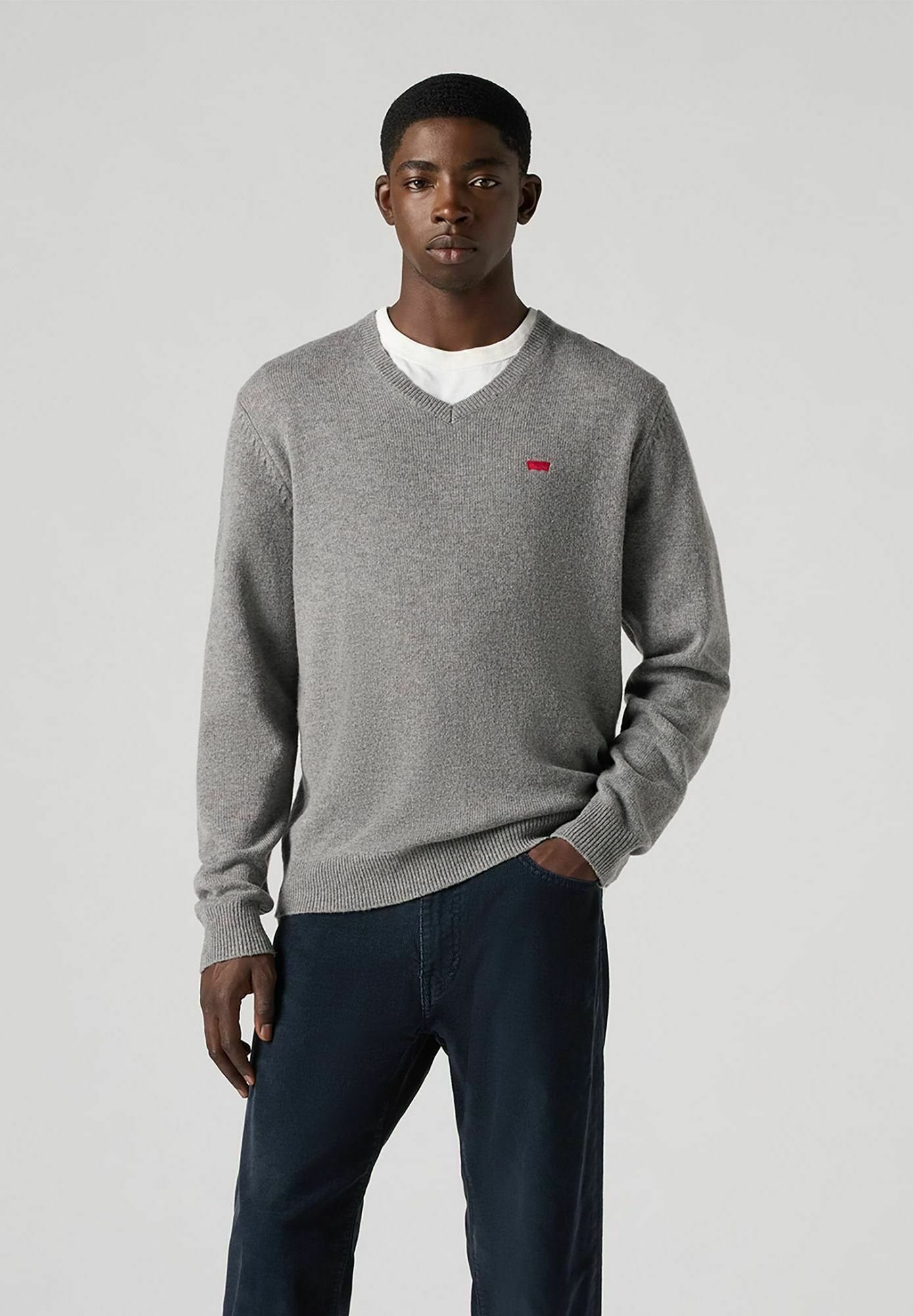 Levi's® V NECK MID TONE