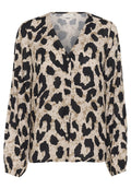 Hemdbluse aus leichtem Stoff, mit beigem Hintergrund und schwarzem sowie braunem Animal-Print, V-Ausschnitt und langen, schmal zulaufenden Ärmeln.