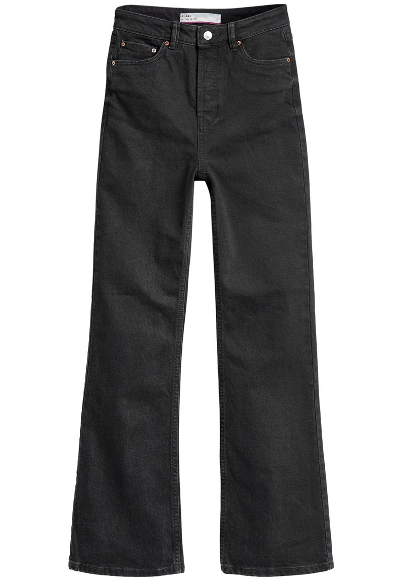 Hochtaillierte schwarze angesagte Jeans aus Denim, ausgestattet mit fünf Taschen, kupferfarbener Hardware und kontrastierenden Nähten entlang der Säume.