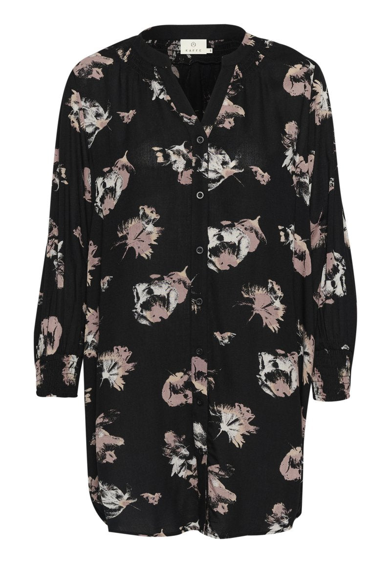 Schwarze Bluse mit Knopfleiste, verziert mit einem floralen Muster in Pink und Weiß. Weiche Textur mit langen Ärmeln und V-Ausschnitt.