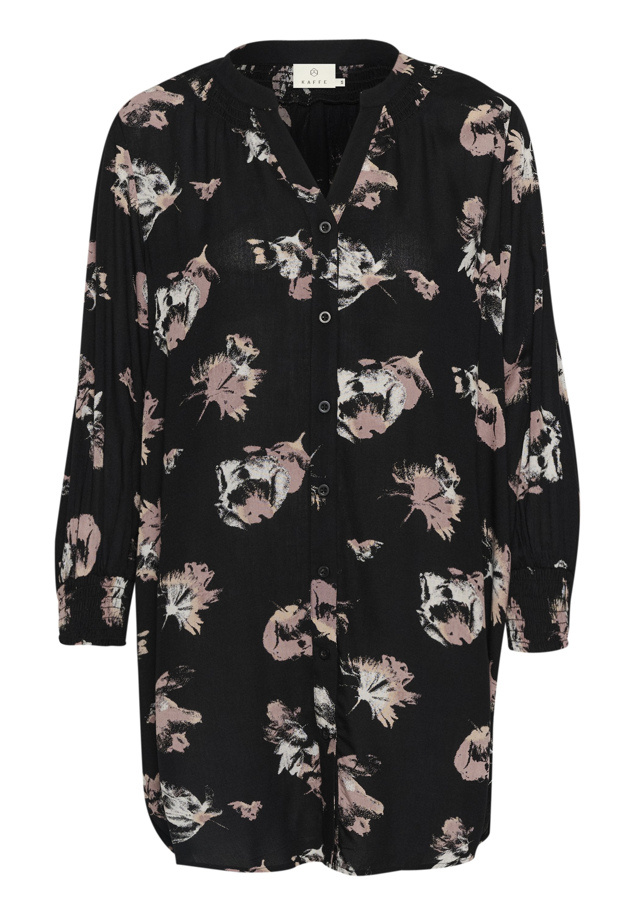 Schwarze Bluse mit Knopfleiste, verziert mit einem floralen Muster in Pink und Weiß. Weiche Textur mit langen Ärmeln und V-Ausschnitt.
