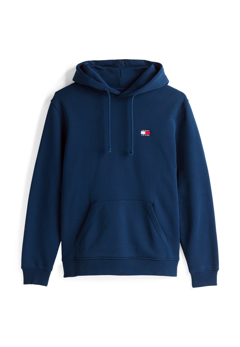 Navyblauer Hoodie mit einer Kängurutasche, Kapuze mit Kordelzug und einem kleinen Logo-Patch mit roten und weißen Details auf der Brust. Weiche Textur.
