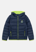 Gepolsterte marineblaue Jacke mit grünem Kapuzenfutter, durchgehendem Reißverschluss und zwei seitlichen Reißverschlusstaschen. Mit einem Logopatch auf der Brust.