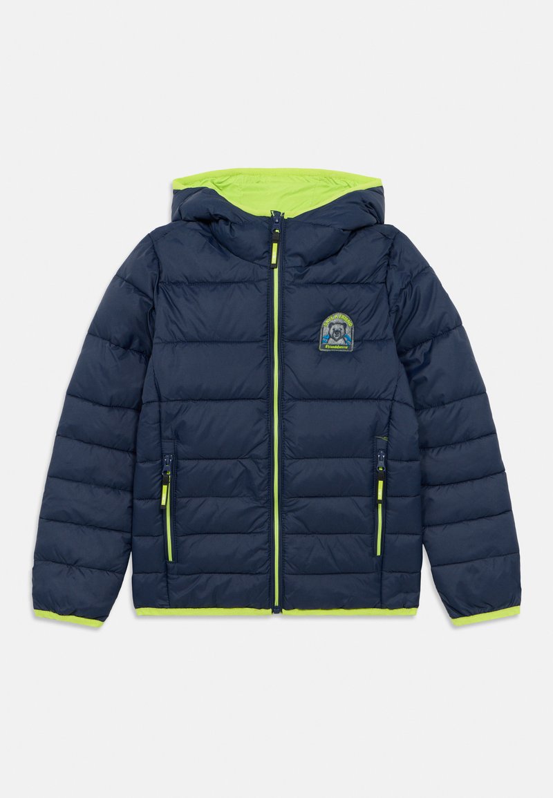 Gepolsterte marineblaue Jacke mit grünem Kapuzenfutter, durchgehendem Reißverschluss und zwei seitlichen Reißverschlusstaschen. Mit einem Logopatch auf der Brust.