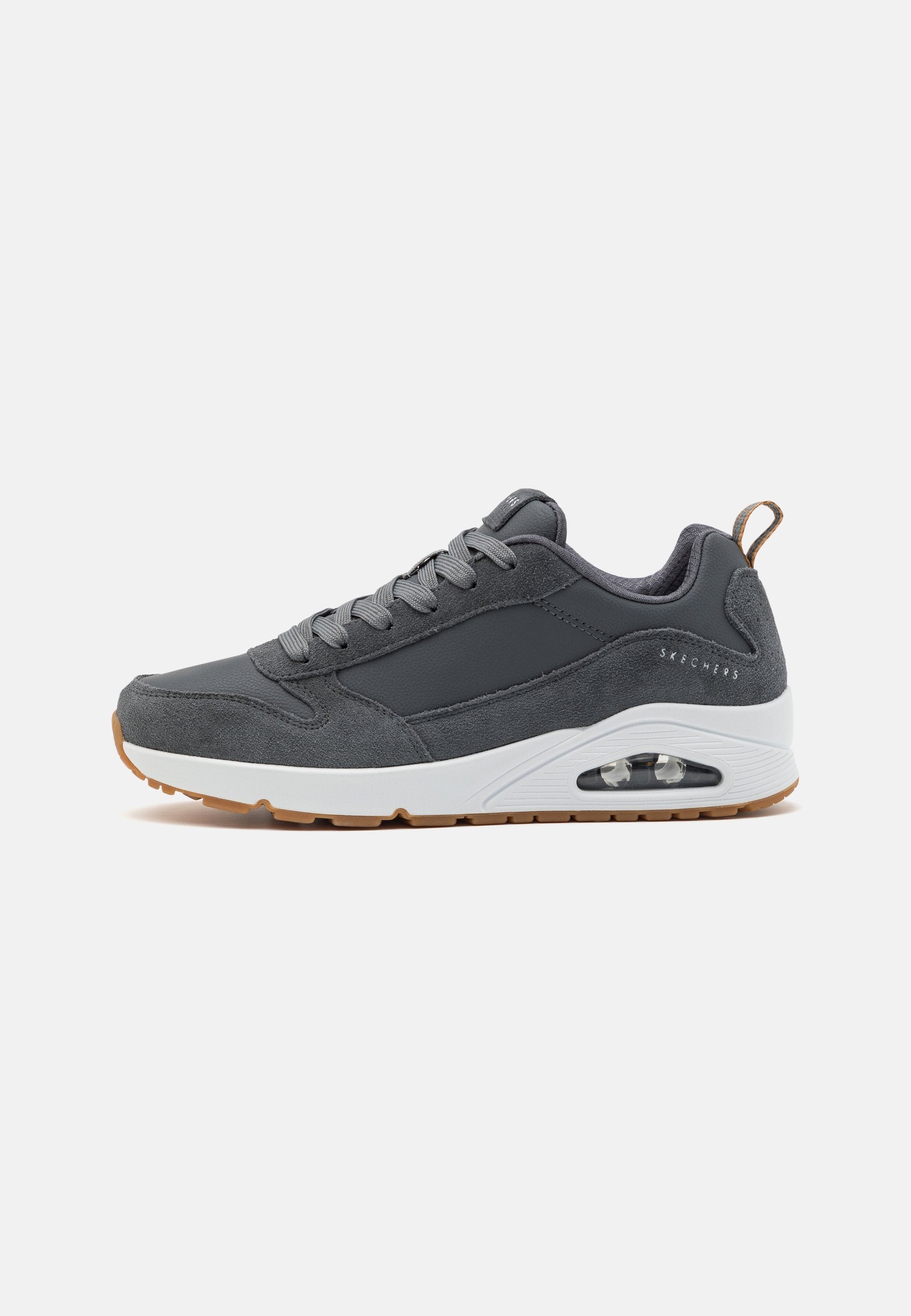 Grau sportlicher Schuh aus Wildleder und synthetischen Materialien, mit einer weißen Zwischensohle, einer Sohle aus Gummi und Luftpolsterung in der Ferse.