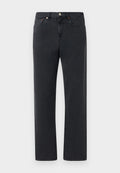 Schwarze Jeans aus Denim mit geradem Bein, fünf Taschen und Metallelementen. Der Stoff hat eine glatte, leicht strukturierte Oberfläche.