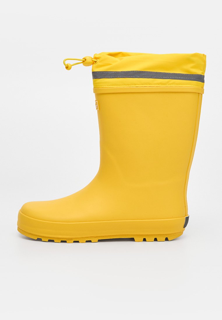 Gelber wasserdichter Gummistiefel mit Kordelzugverschluss und reflektierendem Streifen um den oberen Rand, seitlich auf weißem Hintergrund gezeigt.