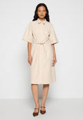 Beige, kurzärmliges Hemdkleid mit Kragen, Knopfleiste und Taillenschnürung. Glatte Stoffstruktur, knielanges Design und lockere Passform.