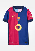 FC Barcelona-Trikot mit gespaltenen roten und blauen Farben, Nike-Logo, Vereinswappen und Spotify-Grafik. Der Stoff hat ein strukturiertes Muster.
