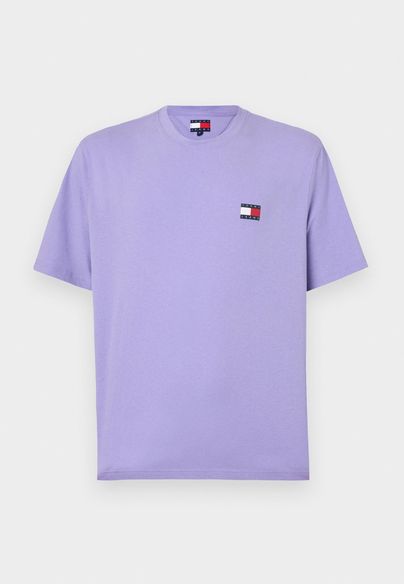 Lila Baumwoll T-Shirt mit kurzen Ärmeln, Rundhals und einem kleinen mehrfarbigen Logo-Patch auf der linken Brust. Glatte Textur.