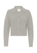 Grauer Strickcardigan mit Kragen, Knopfleiste, langen Ärmeln und geripptem Textur, der subtile wechselnde Muster aufweist.