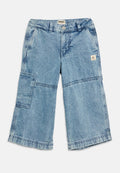 Helle blaue Denim-Hosen mit weitem Bein, mit Knopf- und Reißverschlussverschluss, ausgestattet mit einer aufgesetzten Tasche am linken Oberschenkel und einem gewebten Etikett am Bund.