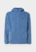 Helle blaue Fleecejacke mit Reißverschluss vorne, Kapuze und zwei Seitentaschen. Verfügt über ein kleines Logo-Patch auf der oberen linken Brust. Strukturiertes Finish.