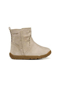 Beige Knöchelstiefel aus Wildleder mit strukturiertem Finish. Sie verfügen über kleine goldene Herzmuster, eine gewellte Naht und eine flexible Gummisohle.