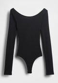 Schwarzer, gerippter Bodysuit mit langen Ärmeln, schulterfreiem Ausschnitt und Druckknopfverschluss am unteren Saum. Hergestellt aus einem strukturierten, elastischen Material.