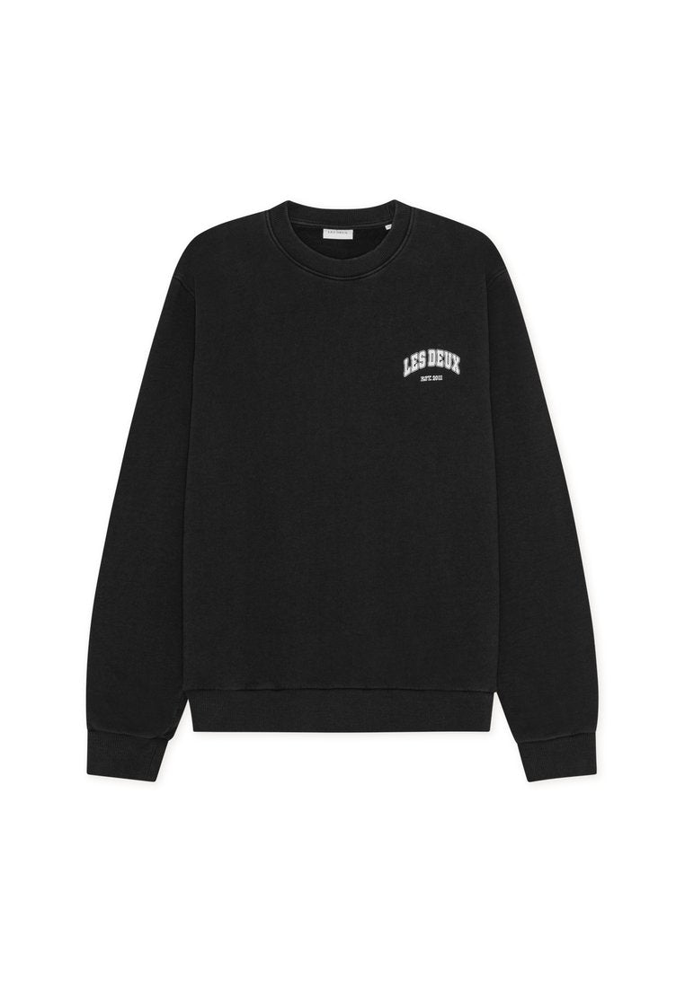 Schwarzer Pullover mit Rundhalsausschnitt, langen Ärmeln und einem kleinen weißen Drucklogo auf der Brust. Weicher, strukturierter Stoff. Klassische Passform.