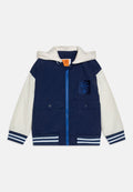 Navyblaue Jacke mit einer weißen Kapuze, Reißverschluss, zwei Fronttaschen, gestreiften Bündchen und einem Patch-Logo. Hergestellt aus leichtem Stoff.