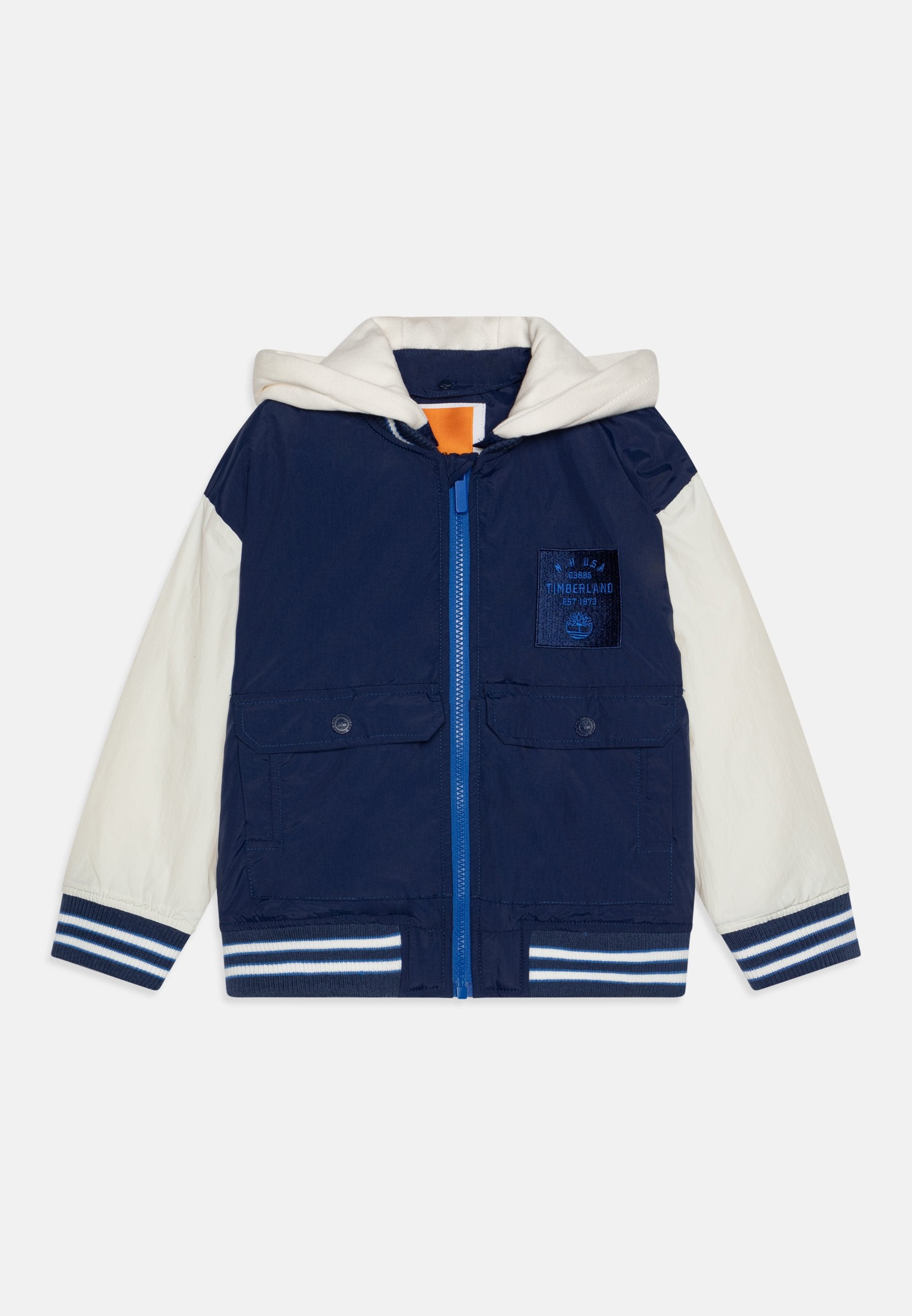 Navyblaue Jacke mit einer weißen Kapuze, Reißverschluss, zwei Fronttaschen, gestreiften Bündchen und einem Patch-Logo. Hergestellt aus leichtem Stoff.