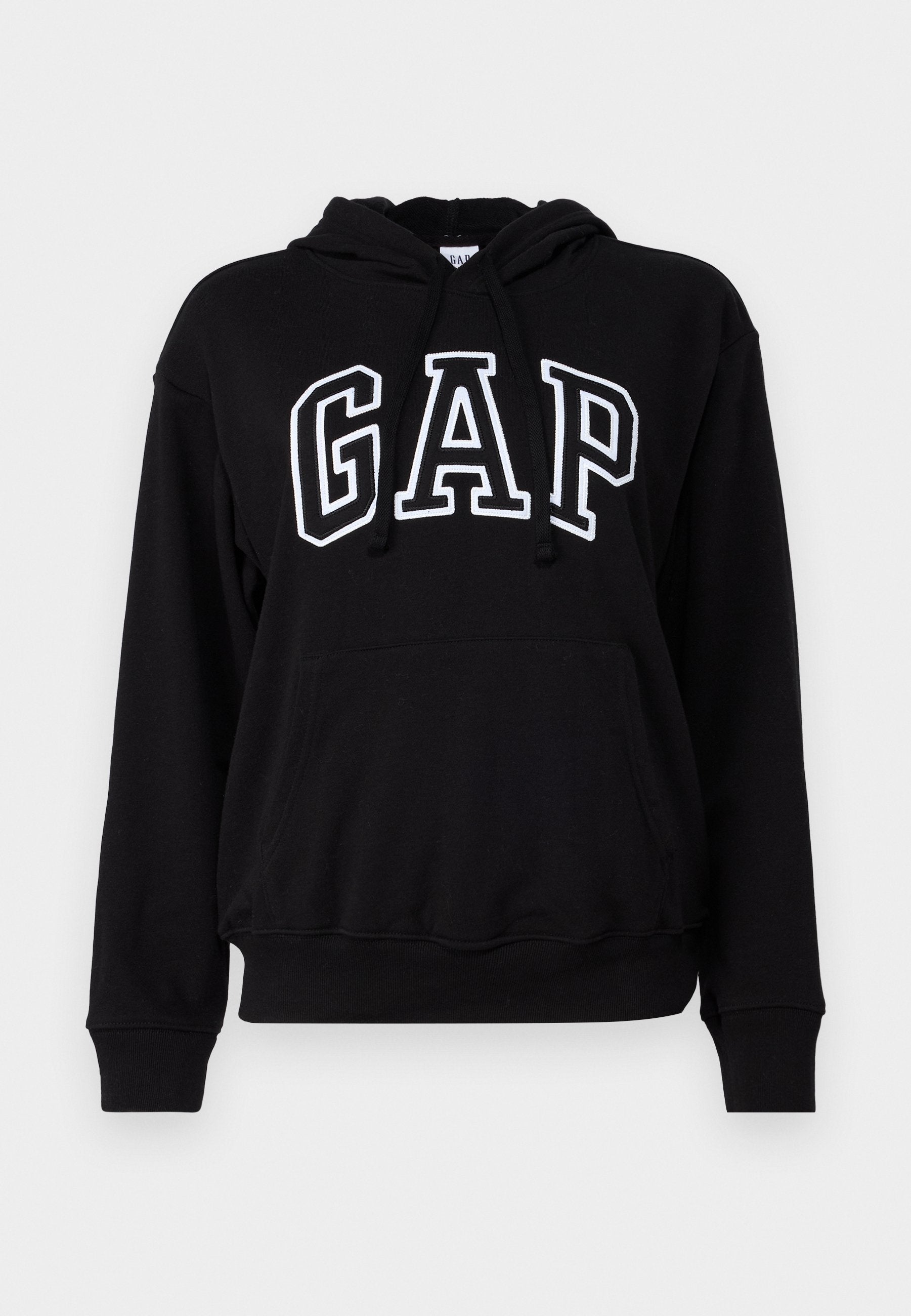 Schwarzer Kapuzenpullover mit einer vorderen Kängurutasche, auf der "GAP" in großen weißen Buchstaben steht. Weicher Stoff und gerippte Bündchen.