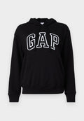Schwarzer Kapuzenpullover mit einer vorderen Kängurutasche, auf der "GAP" in großen weißen Buchstaben steht. Weicher Stoff und gerippte Bündchen.