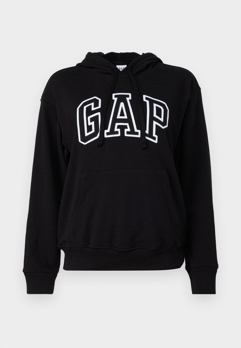 Schwarzer Kapuzenpullover mit einer vorderen Kängurutasche, auf der "GAP" in großen weißen Buchstaben steht. Weicher Stoff und gerippte Bündchen.