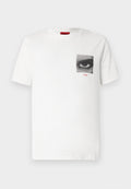 Weißes Baumwoll-T-Shirt mit einem schwarz-weißen Foto eines Auges auf der linken Brustseite, darunter in Rot der Schriftzug "HUGO".